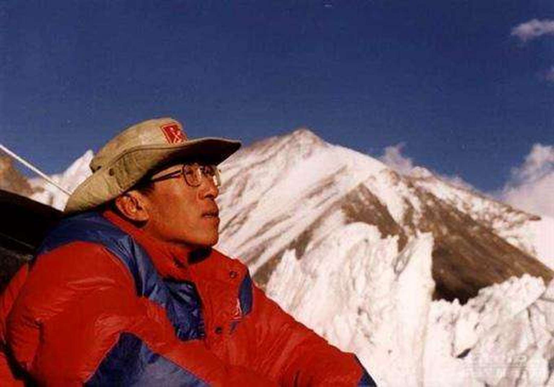 同行的外国登山队员两天前就已回撤,可阎庚华此时不愿后撤.