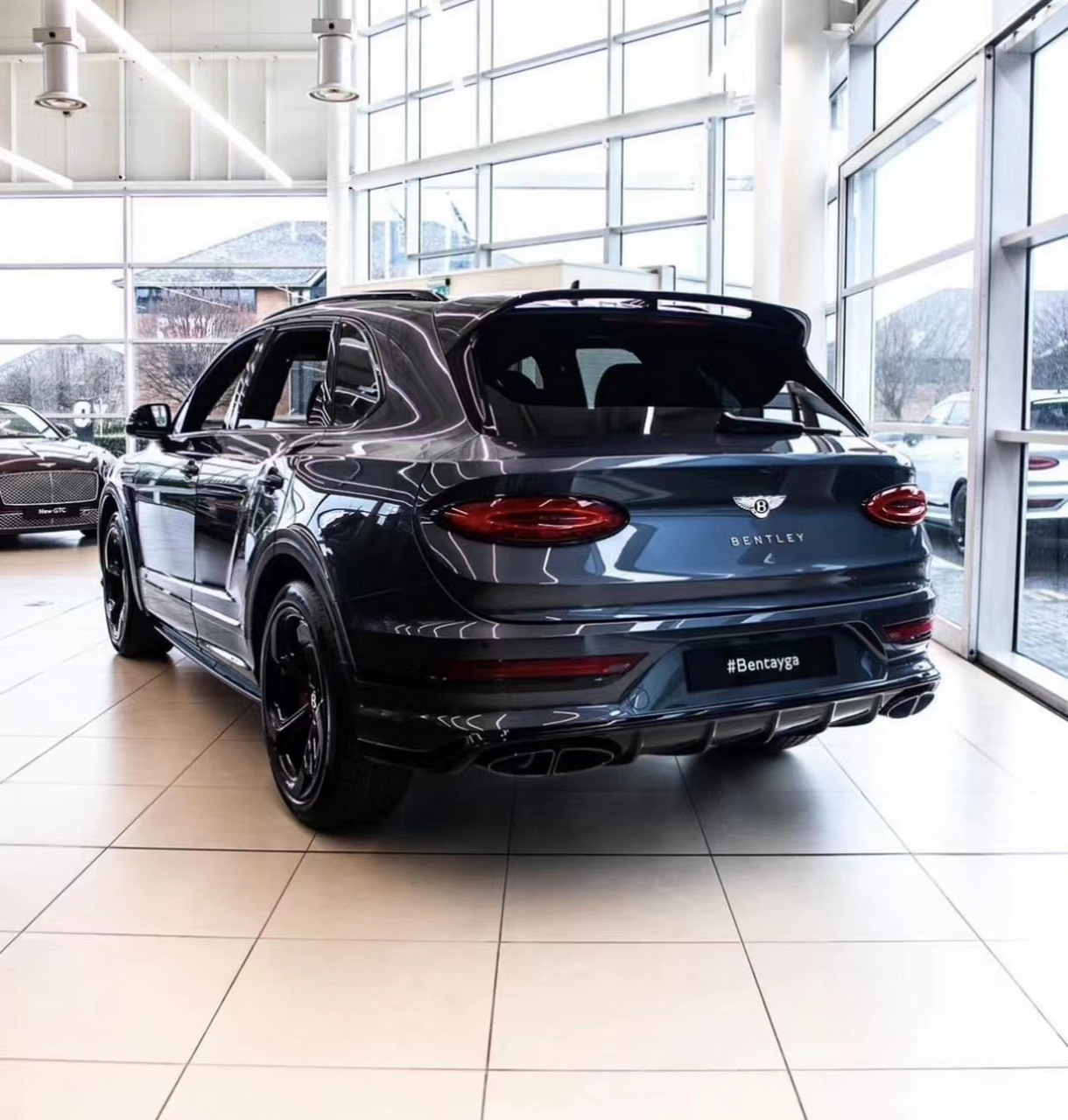 "山止川行,风禾尽起"全新宾利添越v8 ewb长轴版,一个带翅膀的比亚迪.