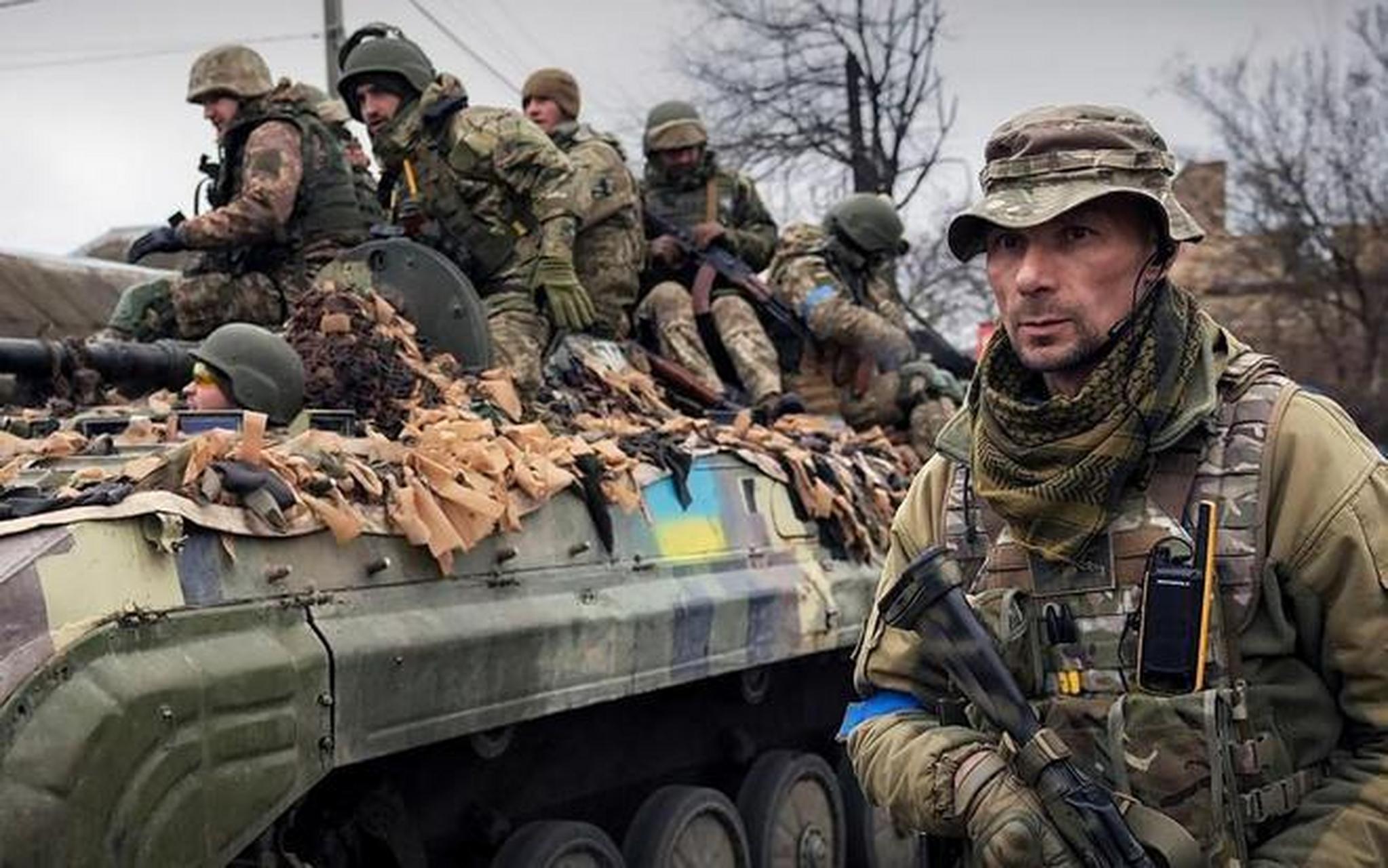 5月21日,一群乌克兰军人正在赶往增援巴赫穆特的路上,可是他们在征途