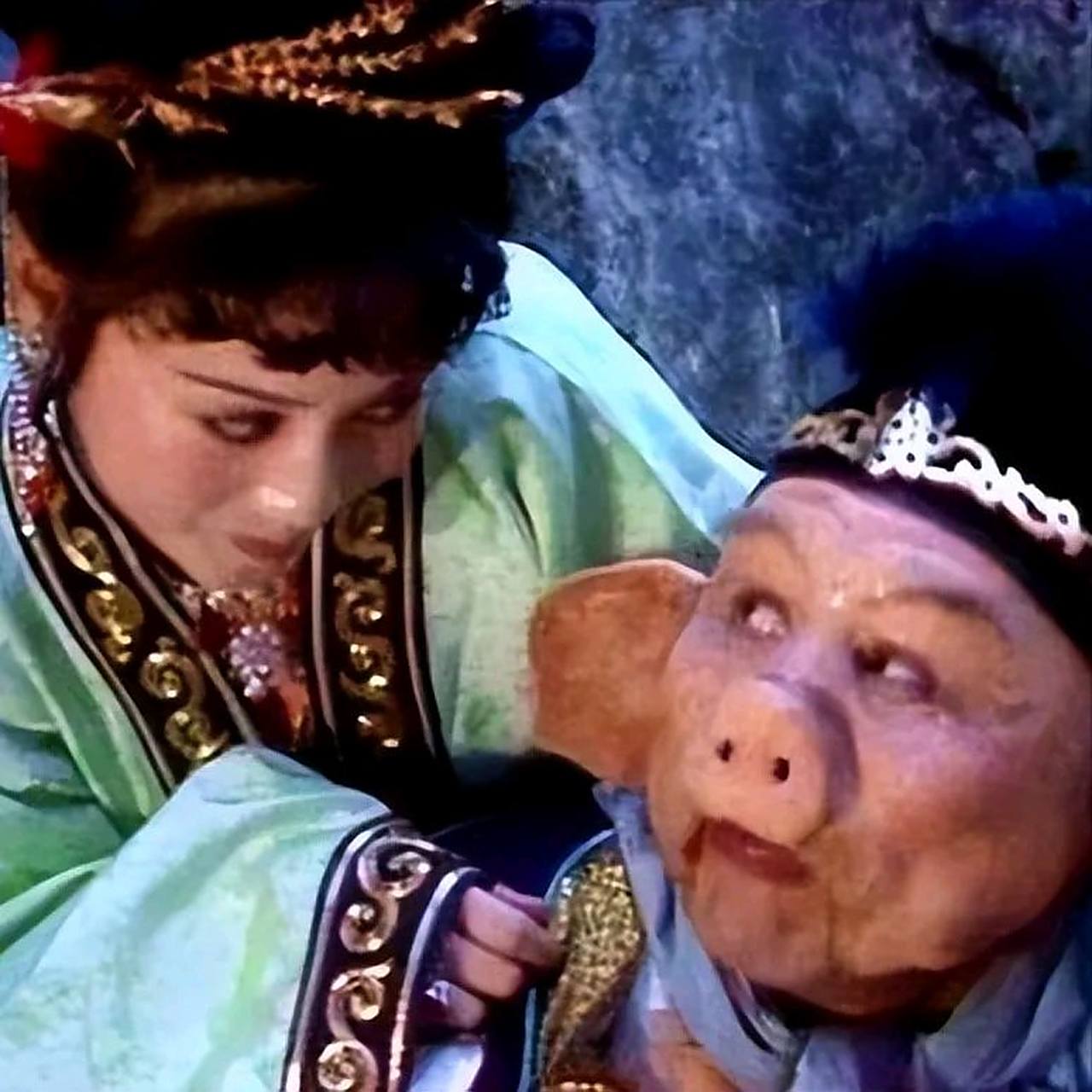 猪八戒背媳妇,扮演猪八戒的马德华发火了,魏慧丽在他后背,又是蜷着腿