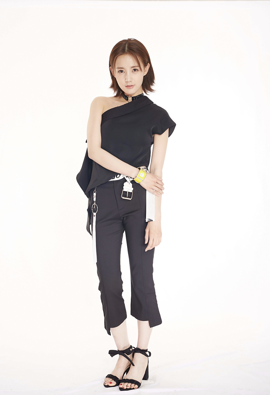 李一桐  白嫩美腿和玉足合集