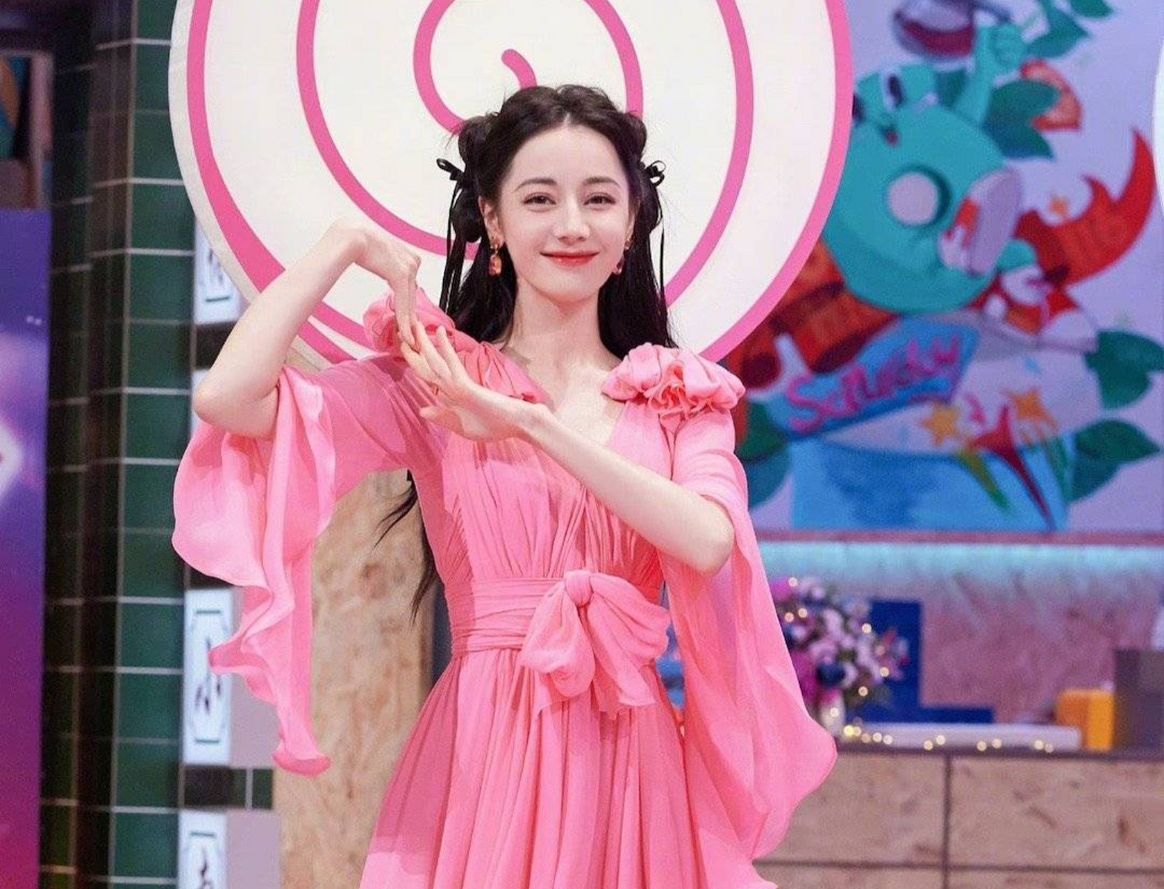 迪丽热巴笑起来好甜啊,她现在要走甜妹风了吗?