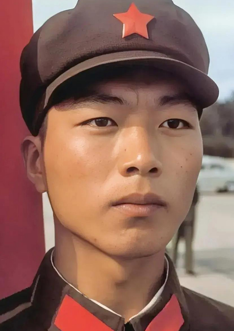 70年代,一个穿着65式军装的战士,英武凛凛,眼神坚毅. "65式"军装虽然