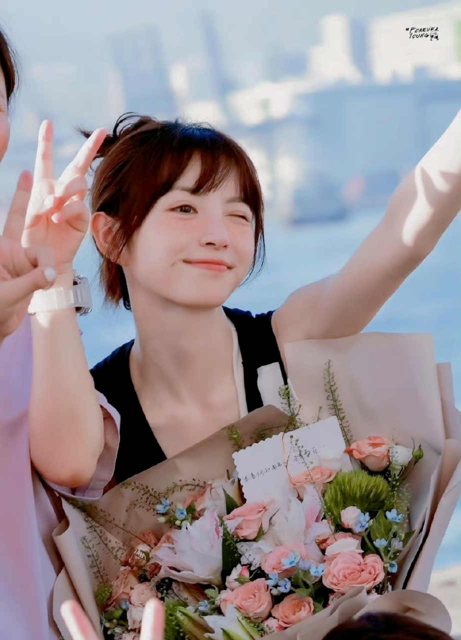 田曦薇半熟男女杀青wink照,可爱极了 #田曦薇半熟男女杀青