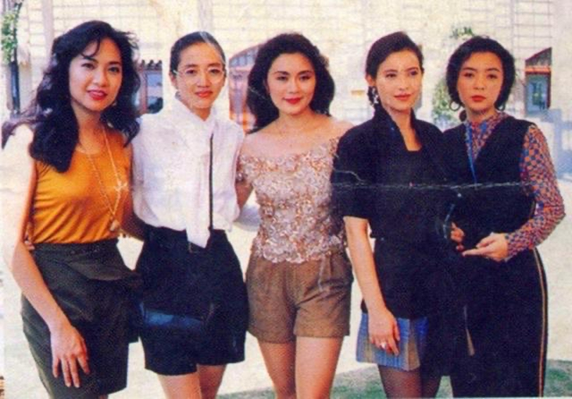 老照片:戴眼镜的梅艳芳