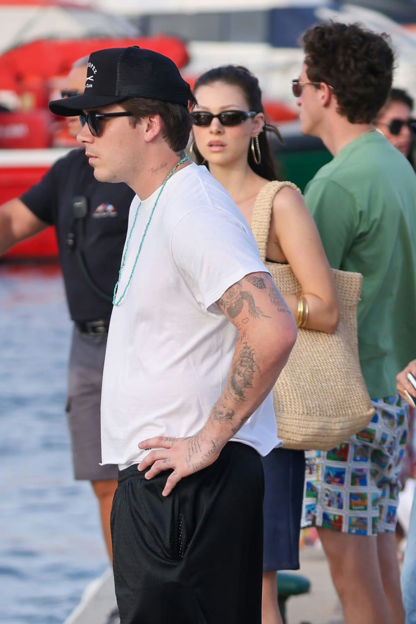 贝克汉姆的大儿子brooklyn beckham 和儿媳nicola peltz在法国圣托