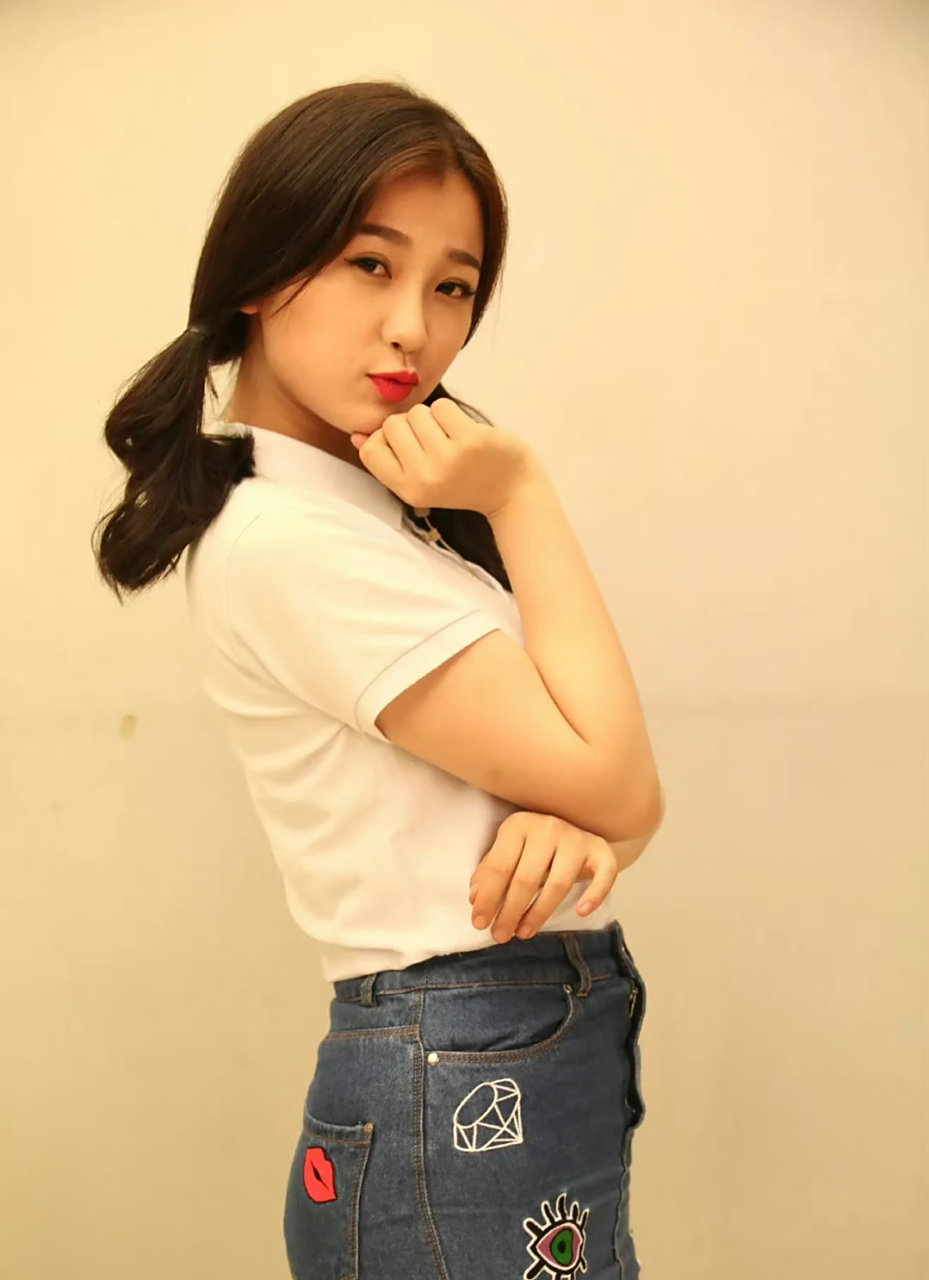 虞书欣大学时期照片,那时候还是个妥妥的微胖女生