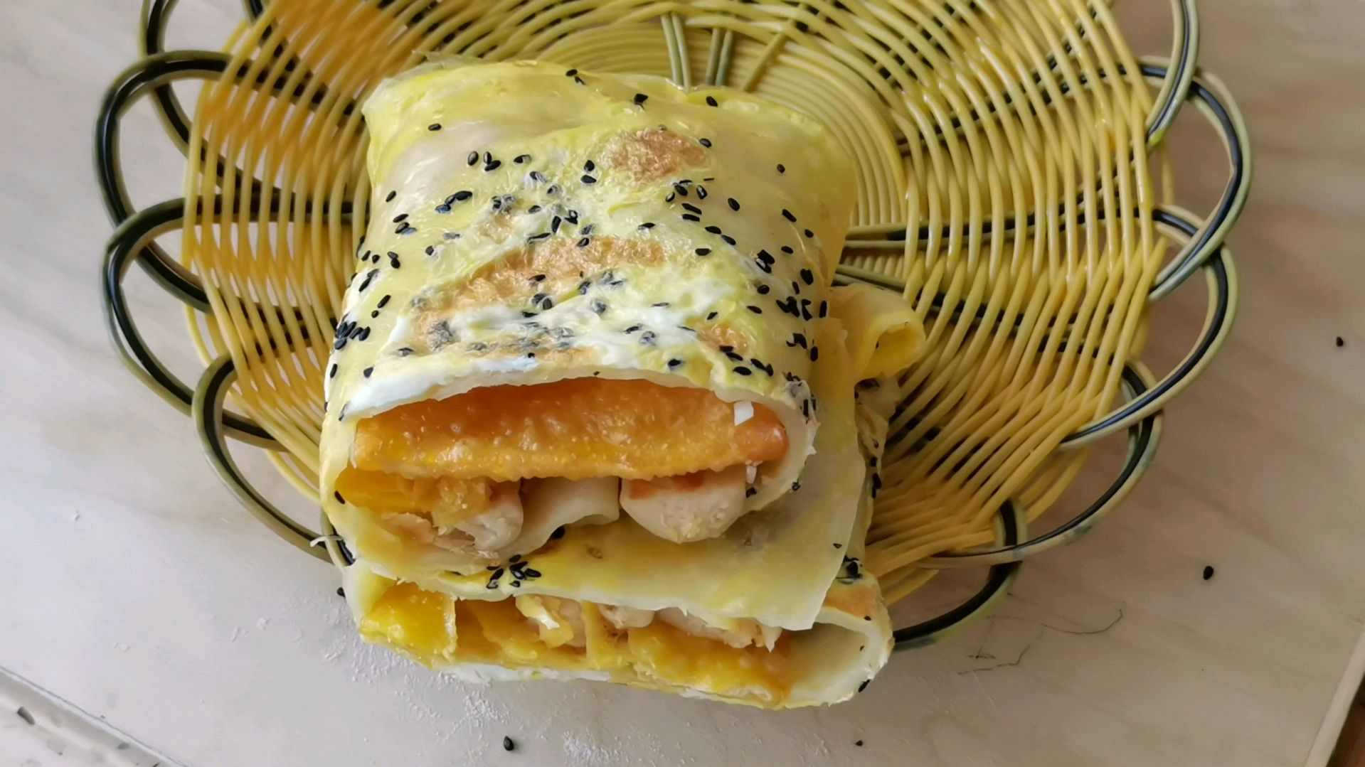 天津特产煎饼果子,配方分享给你,面粉加盐,做出香酥薄脆