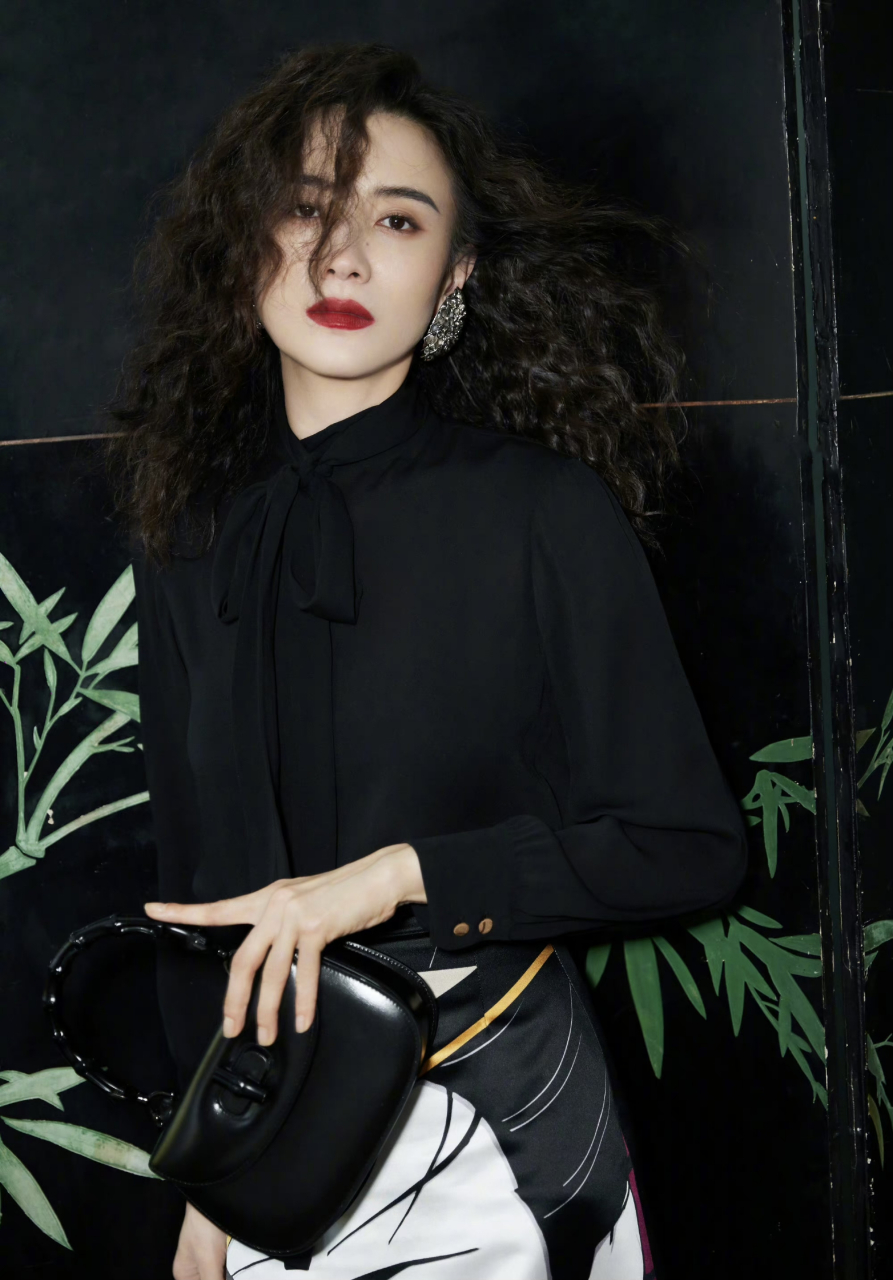 宋佳今天的造型又美又飒,泡面头也能这么好看,黑色连衣裙配色大红唇