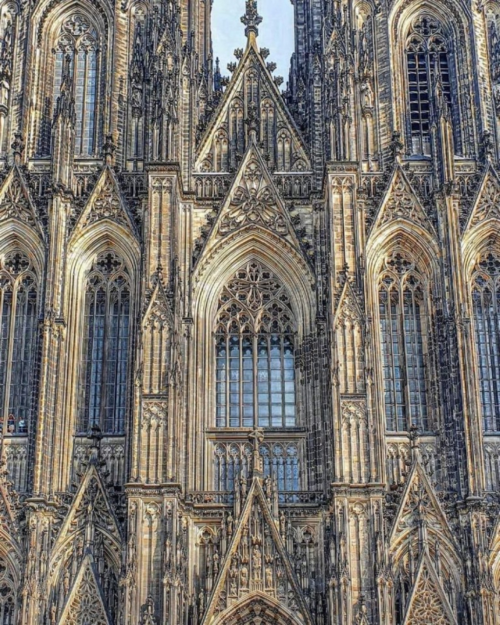 科隆主教座堂是德国城市科隆中心的一座哥特式大教堂,是德国最大的