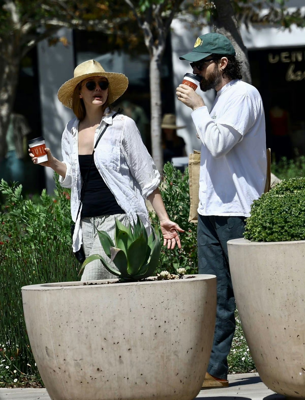 奥妹elizabeth olsen和丈夫robbie arnett外出街拍