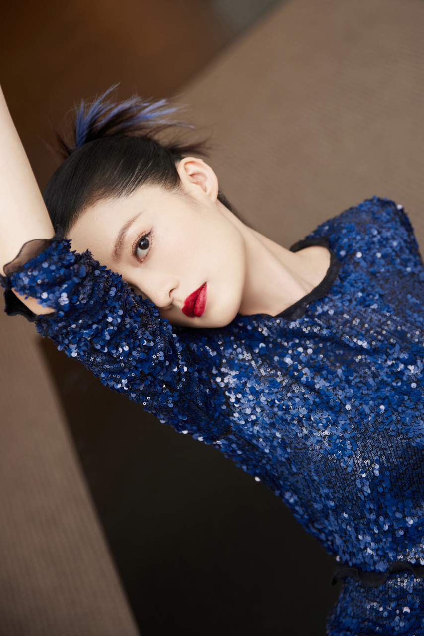 李沁的宝石蓝露背长裙造型,气质太好了,感觉很年轻漂亮,第一眼看起来