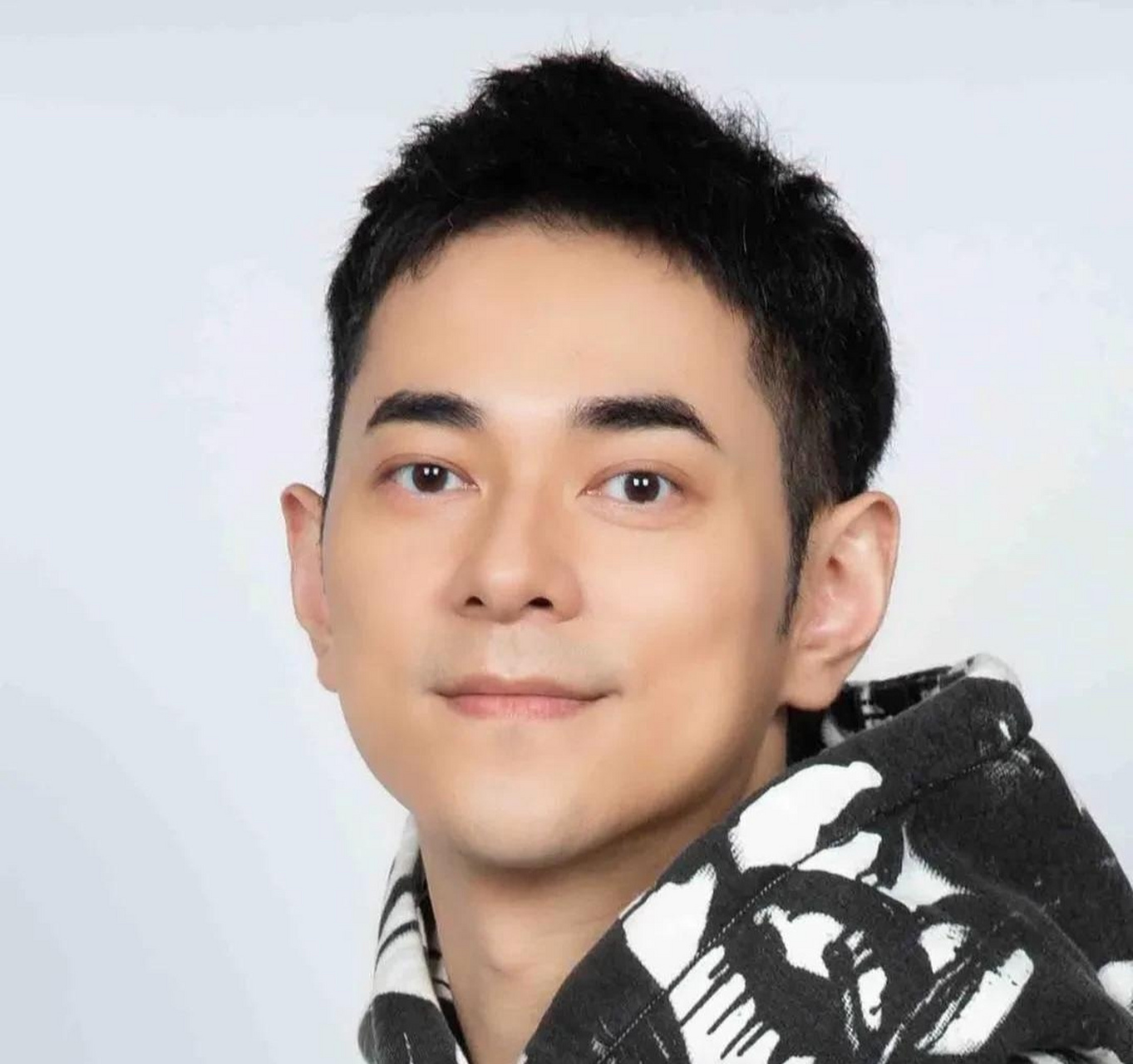 很多网友看到后纷纷点赞,还有很多网友跑到大黑牛李晨的评论区去评论