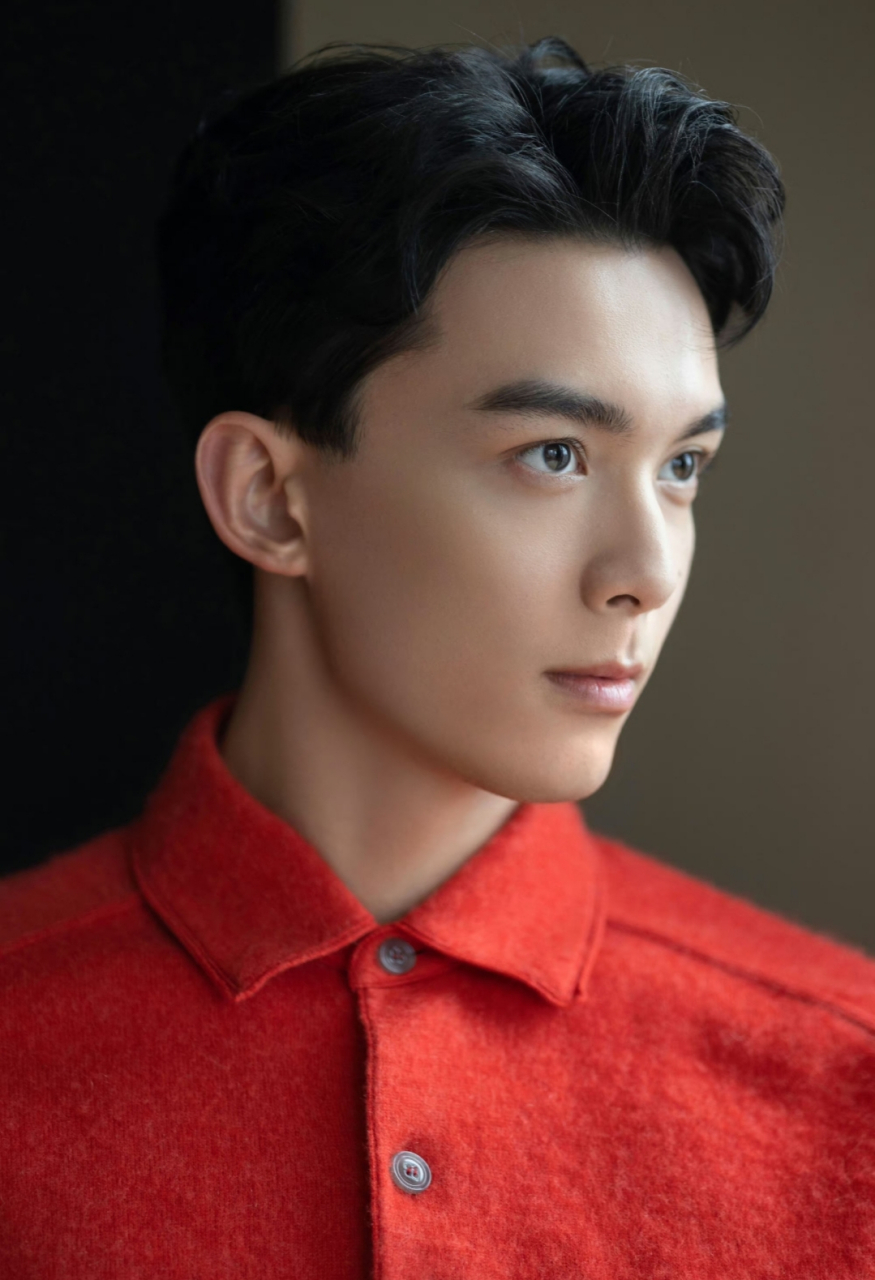 吴磊长大了,又高又帅,身着正红色套装,阳光少年,活力满95#明星写真