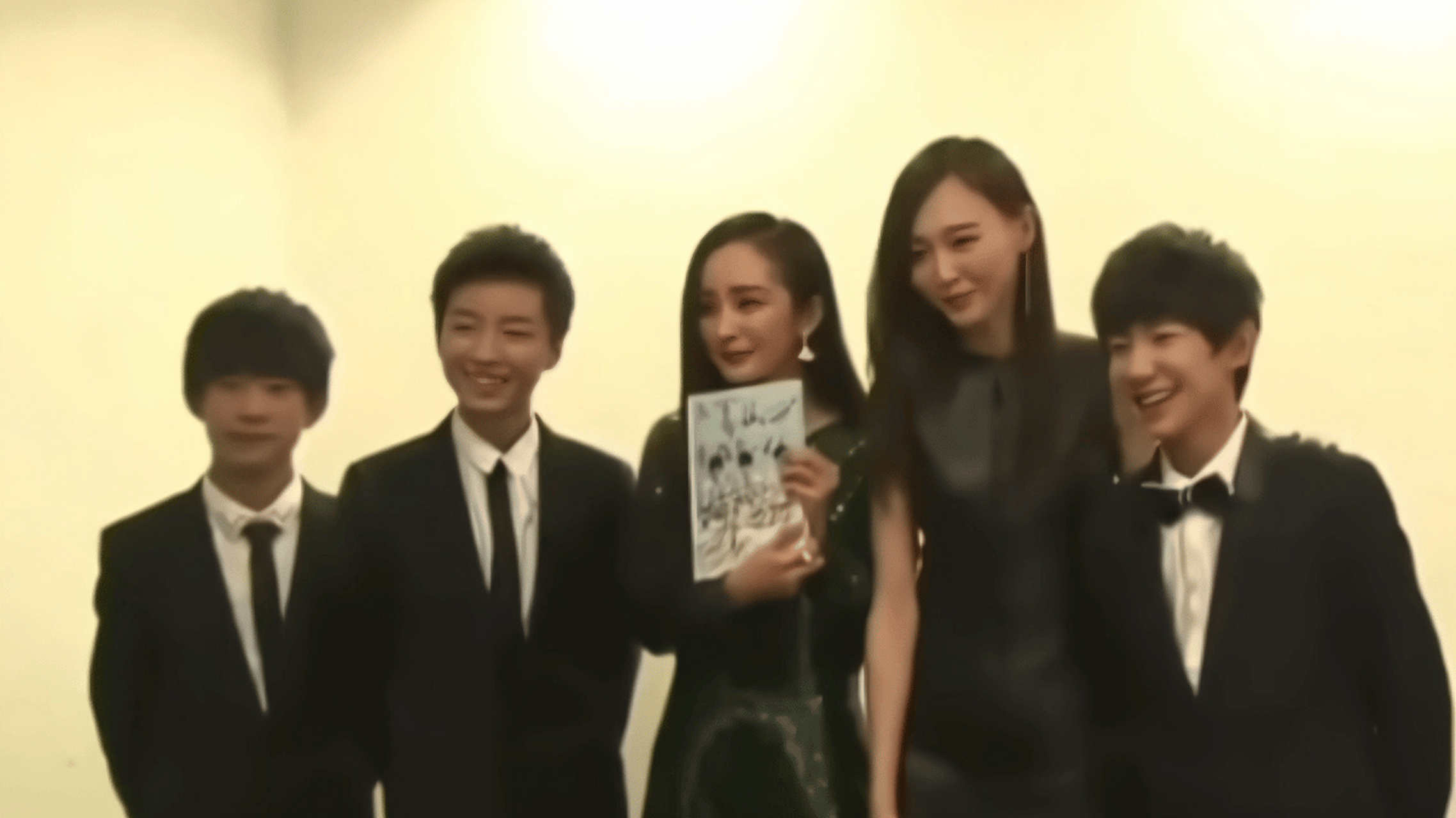 杨幂和唐嫣tfboys早期视频,网友说:好怀念曾经的你们,和你们的曾经,是