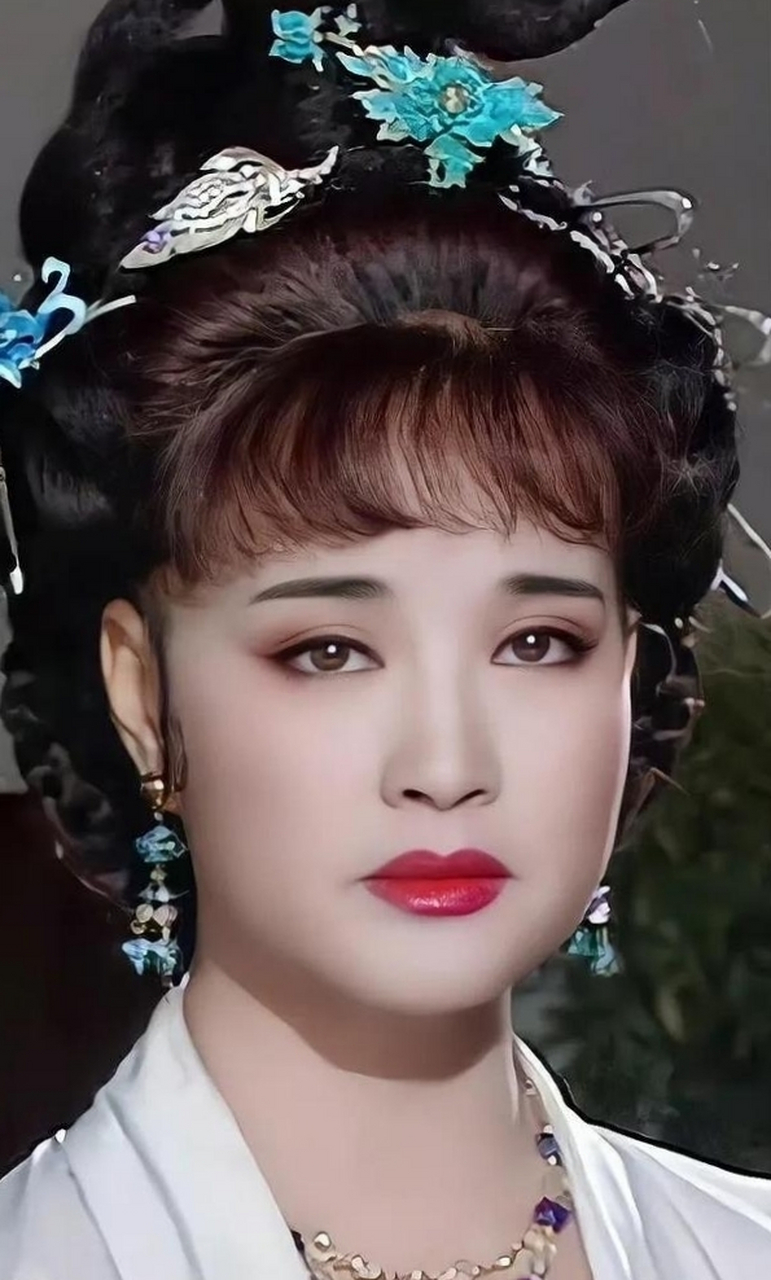 武则天只有刘晓庆演的完美,雍容华贵,不怒自威,童年时代的女神,其他的