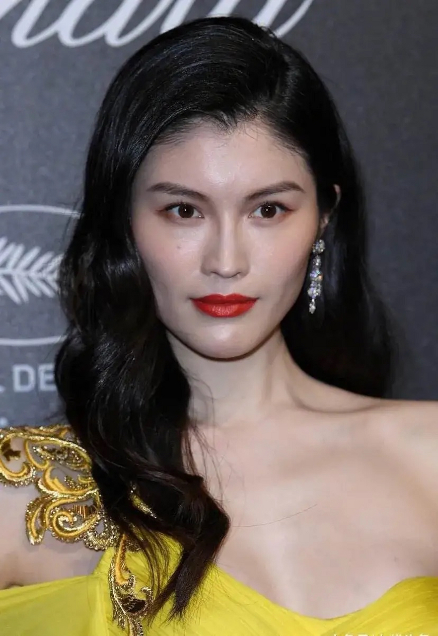 何穗素来有何仙姑的美名,身高1米78,皮肤白到发光的她,曾经很美很仙