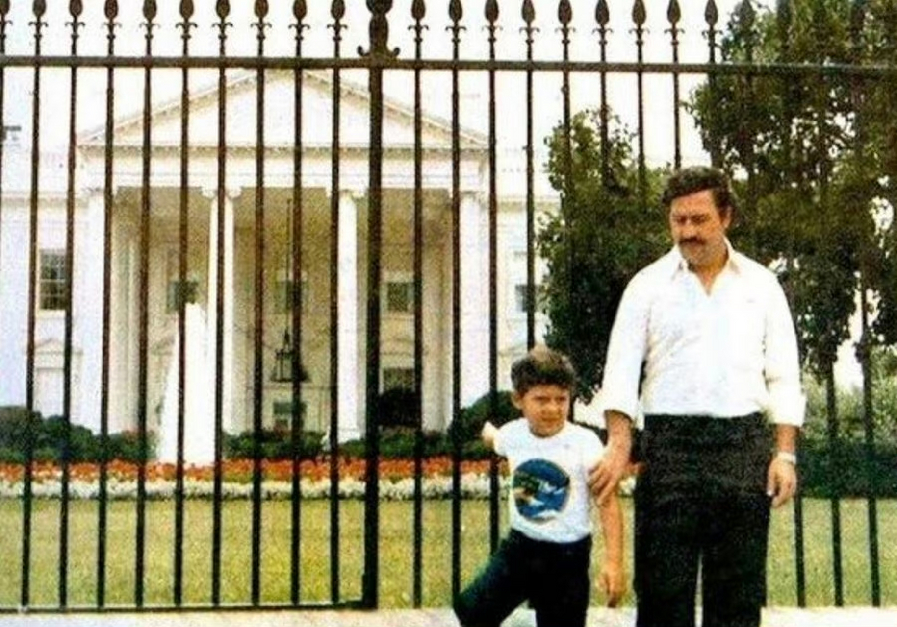 巴勃罗-埃斯科巴(pablo escobar)是哥伦比亚著名的大毒枭,创立了