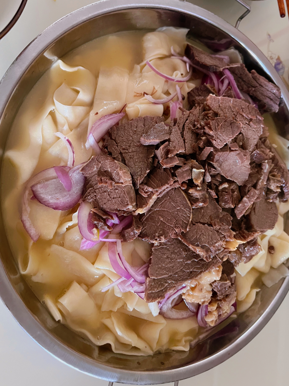 今日午饭:那仁(上面的肉是熏马肉) 那仁是一种哈萨克族的一种牧区佳肴