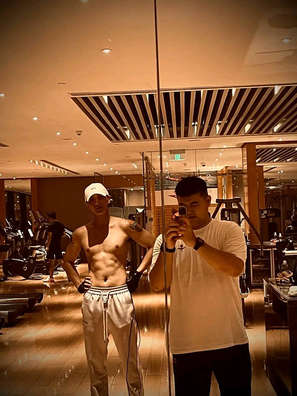 黄子韬晒腹肌,去"娘炮",好样的!