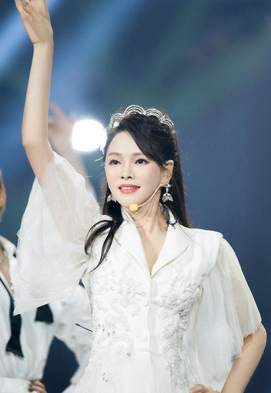 伊能静是一位多才多艺的艺人,她以演员,歌手,主持人和作家的身份活跃