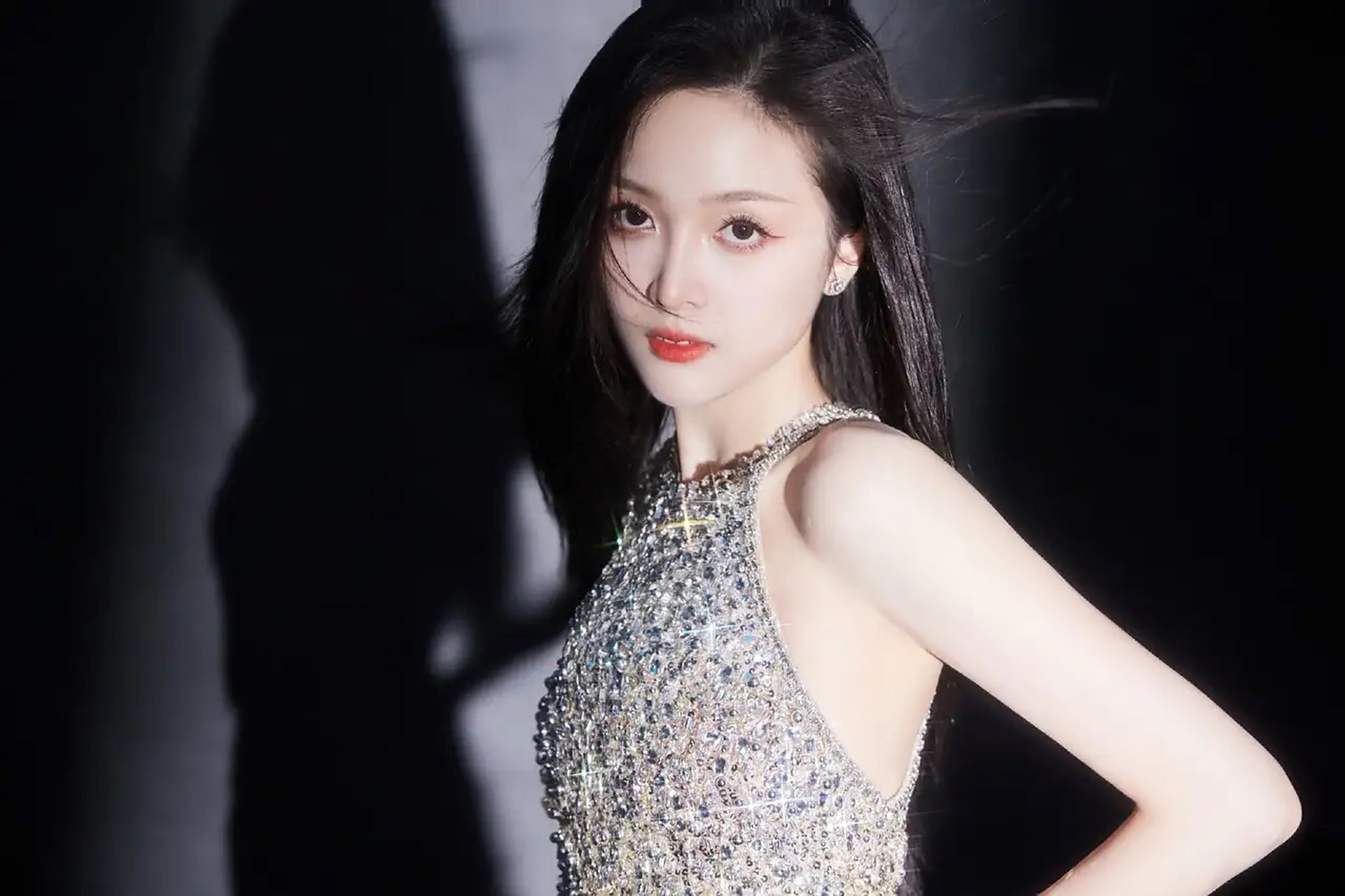 吴宣仪金色渐变钻石裙造型,一袭金色渐变钻石高定礼裙高贵冷艳.