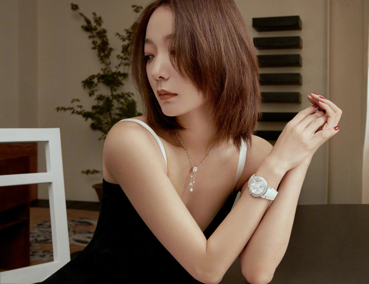 王珞丹露长腿玉臂,熟女风十足!