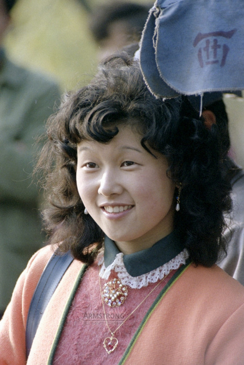 80年代的卷发特别流行,爱美的女性都会烫头发!那时的发型特别好看