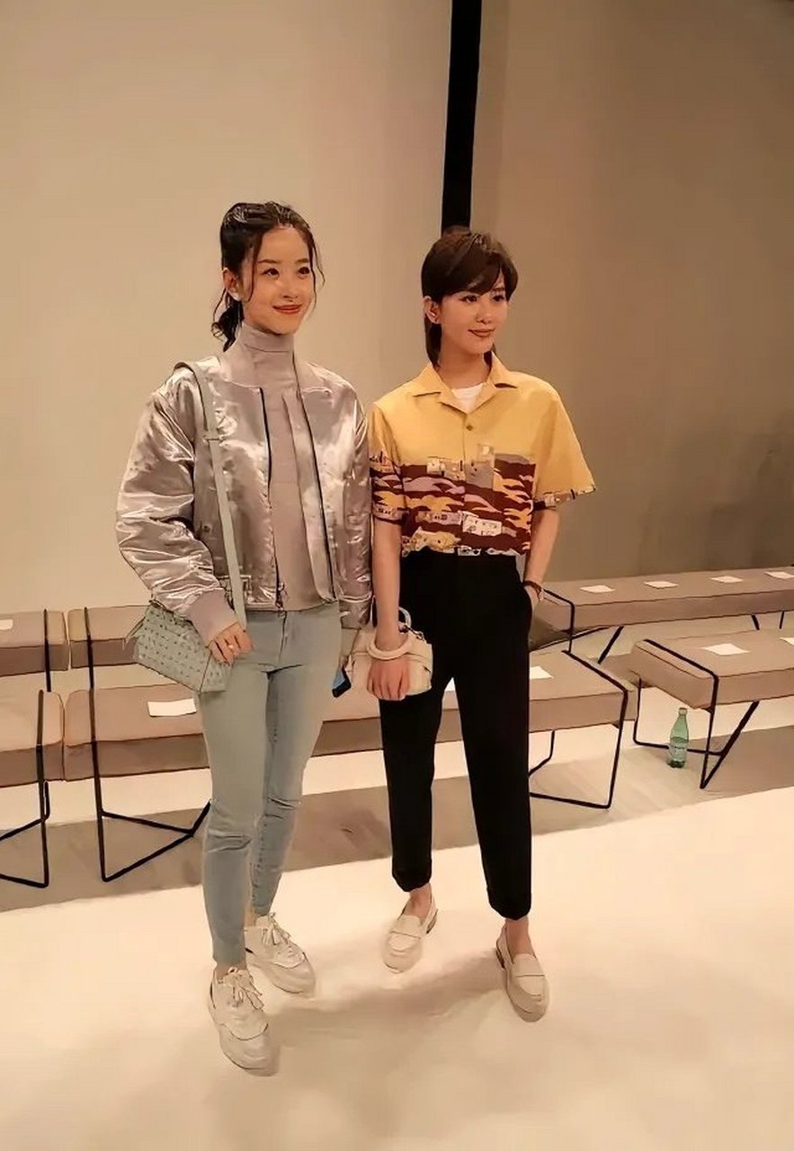 刘诗诗站奶茶妹妹章泽天身边还矮一大截,真有165吗?