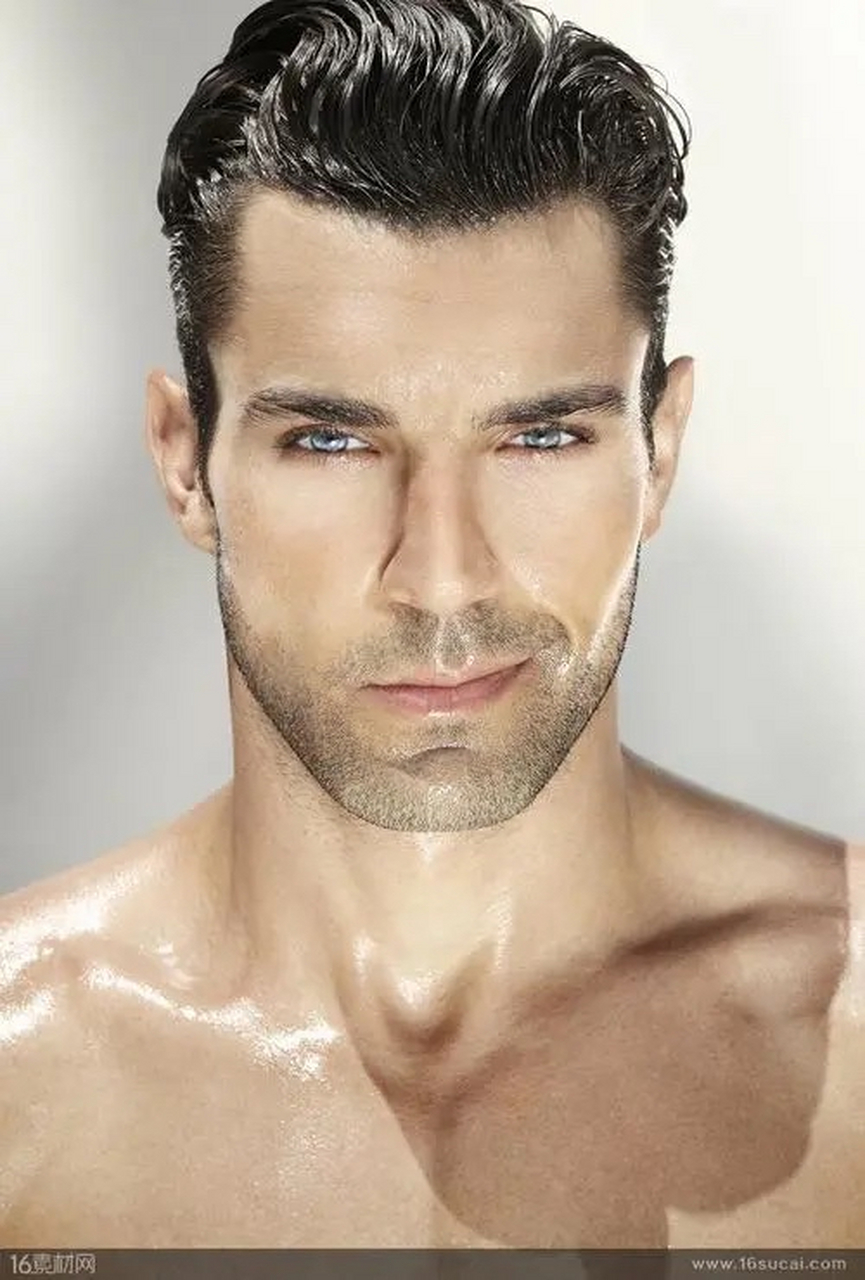 气场强大的男人,都是什么样的?  1,不卑不亢,不怂不怕,刚正不阿.