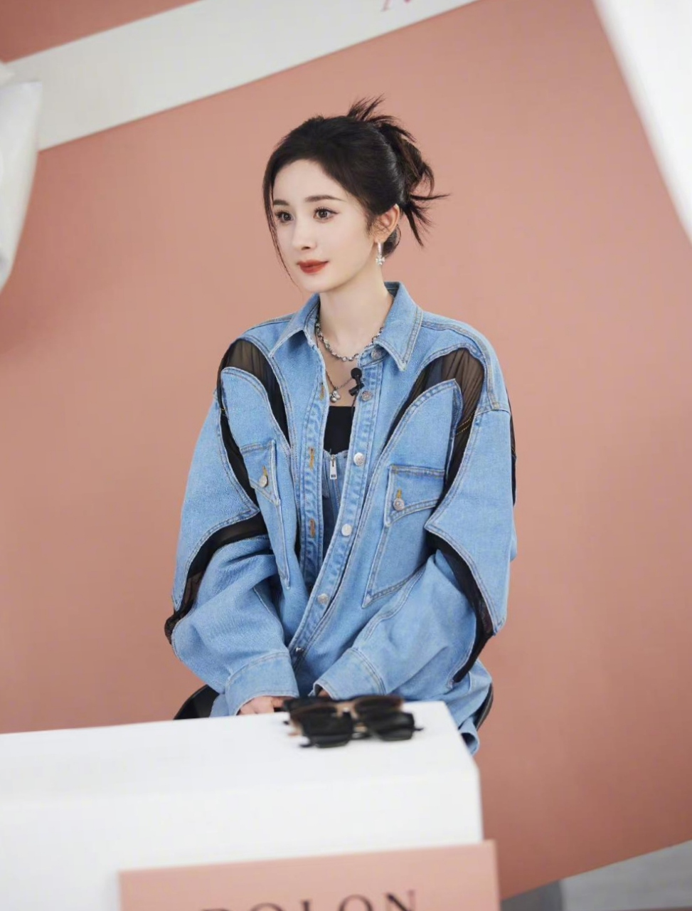 杨幂穿着这件牛仔衣像工作服一样,普素大方,一点也不新鲜!