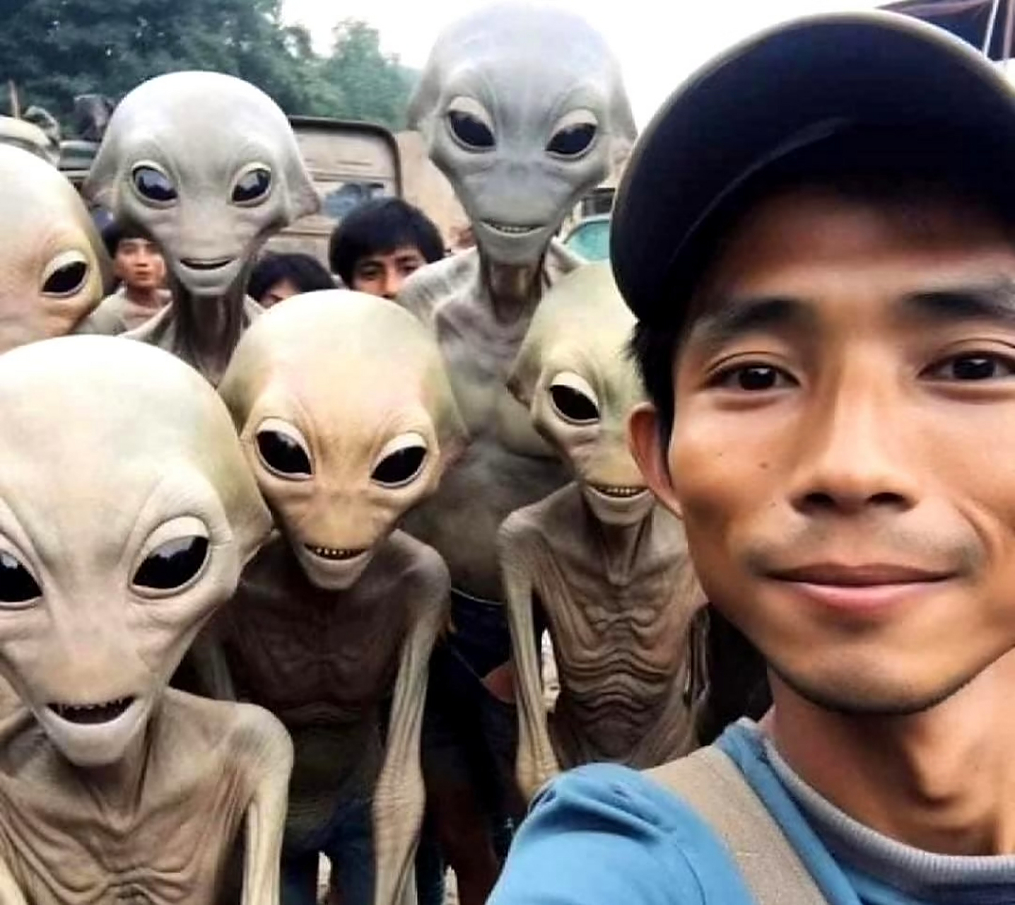 外星人和人类的合影纪念,外星人很穷吗?为什么它们饿那么瘦