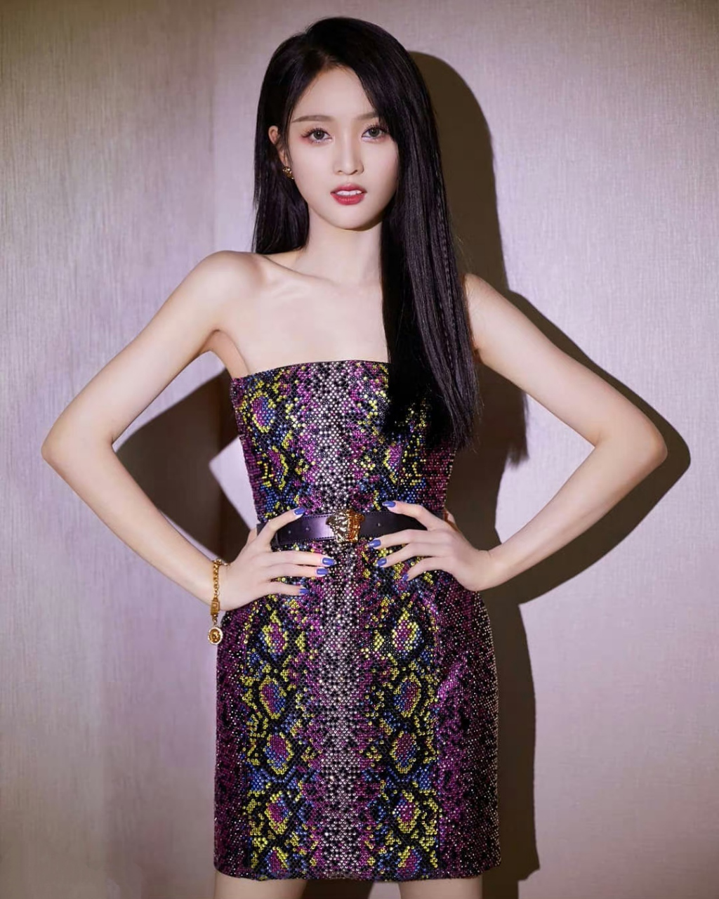 吴宣仪# 一袭亮片蛇纹抹胸包臀裙,清新脱俗的容颜,窈窕曼妙的身材