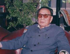 西北局书记霍士廉到饭店调研,服务员恶劣对待,他说:你被开除了