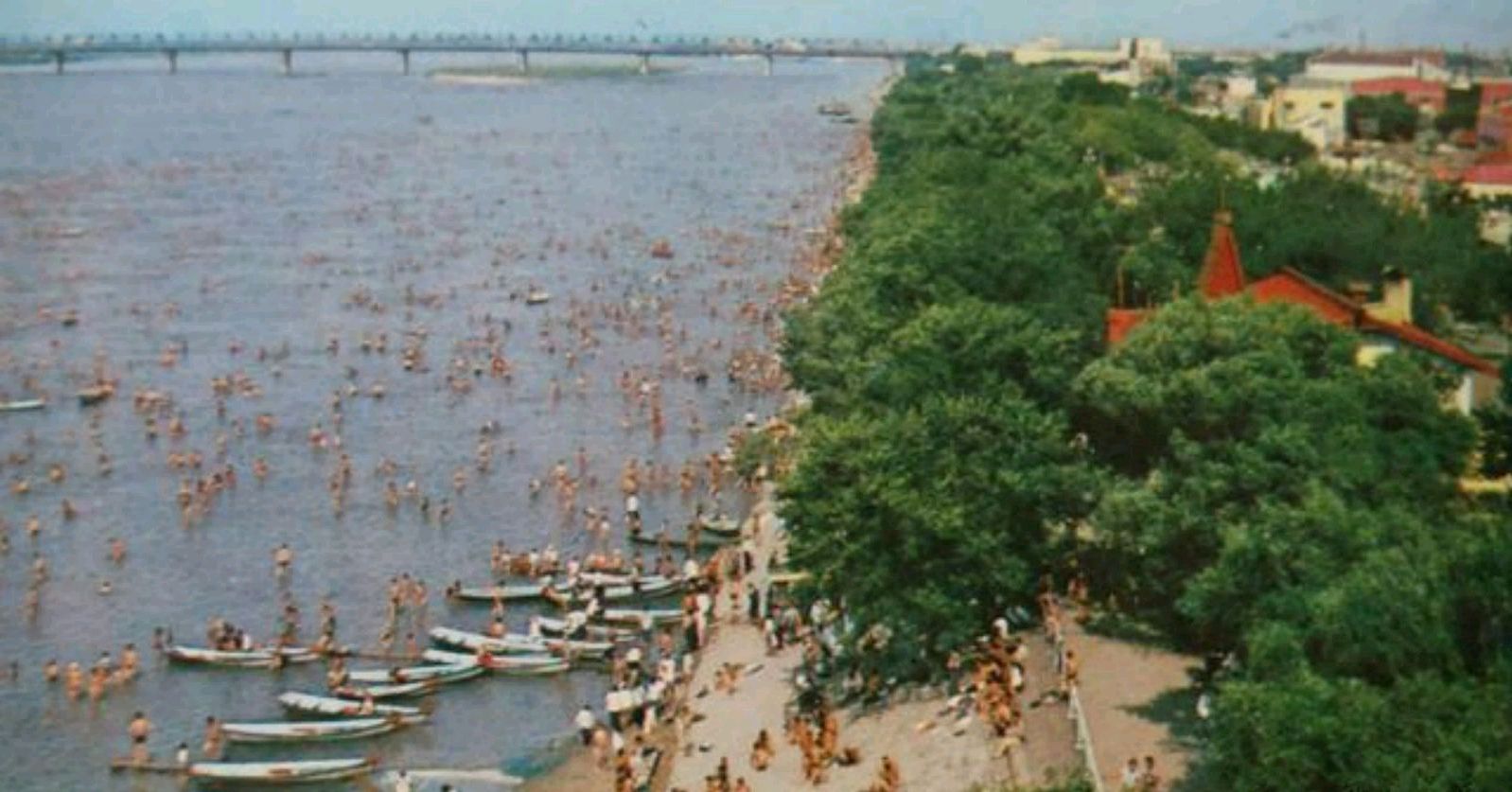 80年代的哈尔滨!中央大街干净整洁,松花江风光秀丽,你怀念吗?