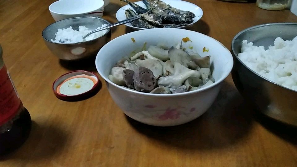 茄子炒牛肉丸和平菇,再来一碟波浪鱼儿,好吃!