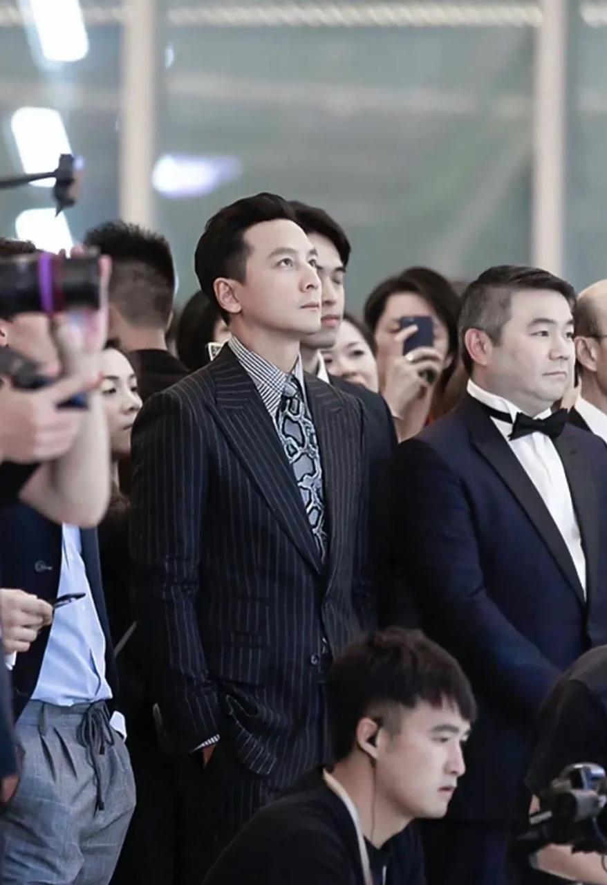 吴彦祖是74年的,今年已经年近五十了…… 看看前几年43岁时的活动照