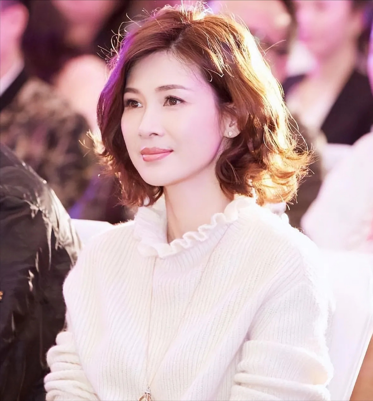 2011年,身家50亿的温州首富周旭辉瞒着原配,看上了"李云龙"的老婆童蕾