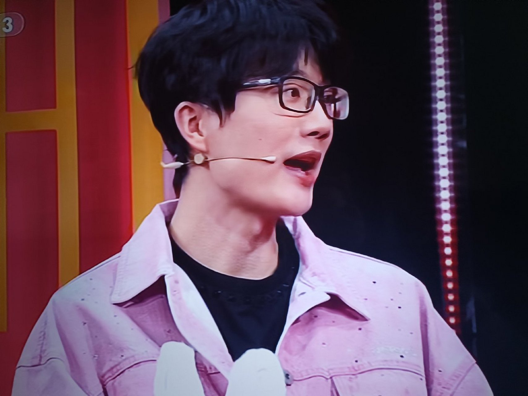 春晚倒计时中,许嵩和吴磊同框接受采访,一位音乐才子,一位人气演员