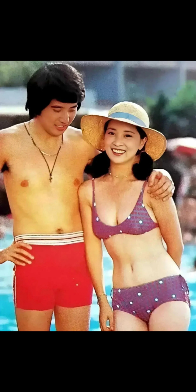 老照片: 图一是秦汉和林凤娇的一张泳装合影.