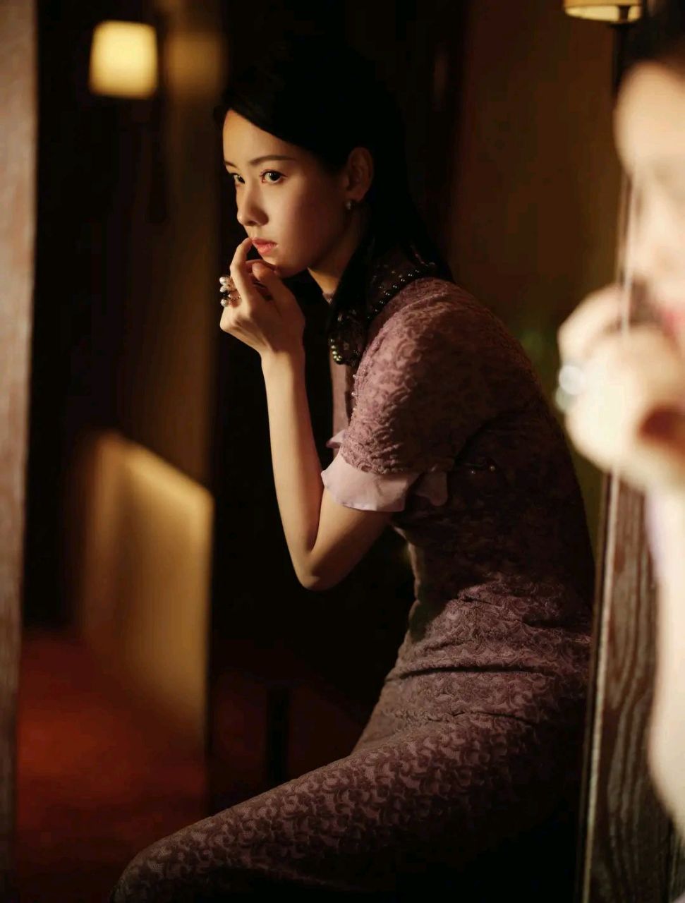 旗袍美女# #古典国风美人# #陈都灵# 陈都灵旗袍美照分享