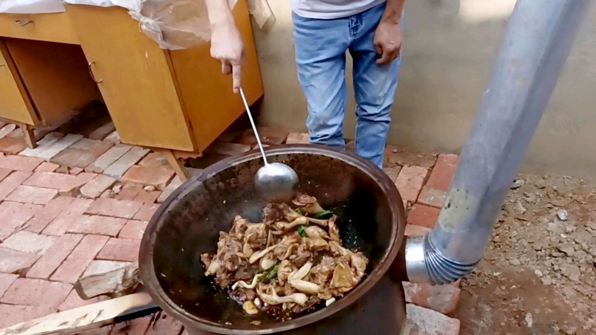 柴火锅炖柴鸡搭配现采的野菜,5个人吃一锅肉,一个字就是香