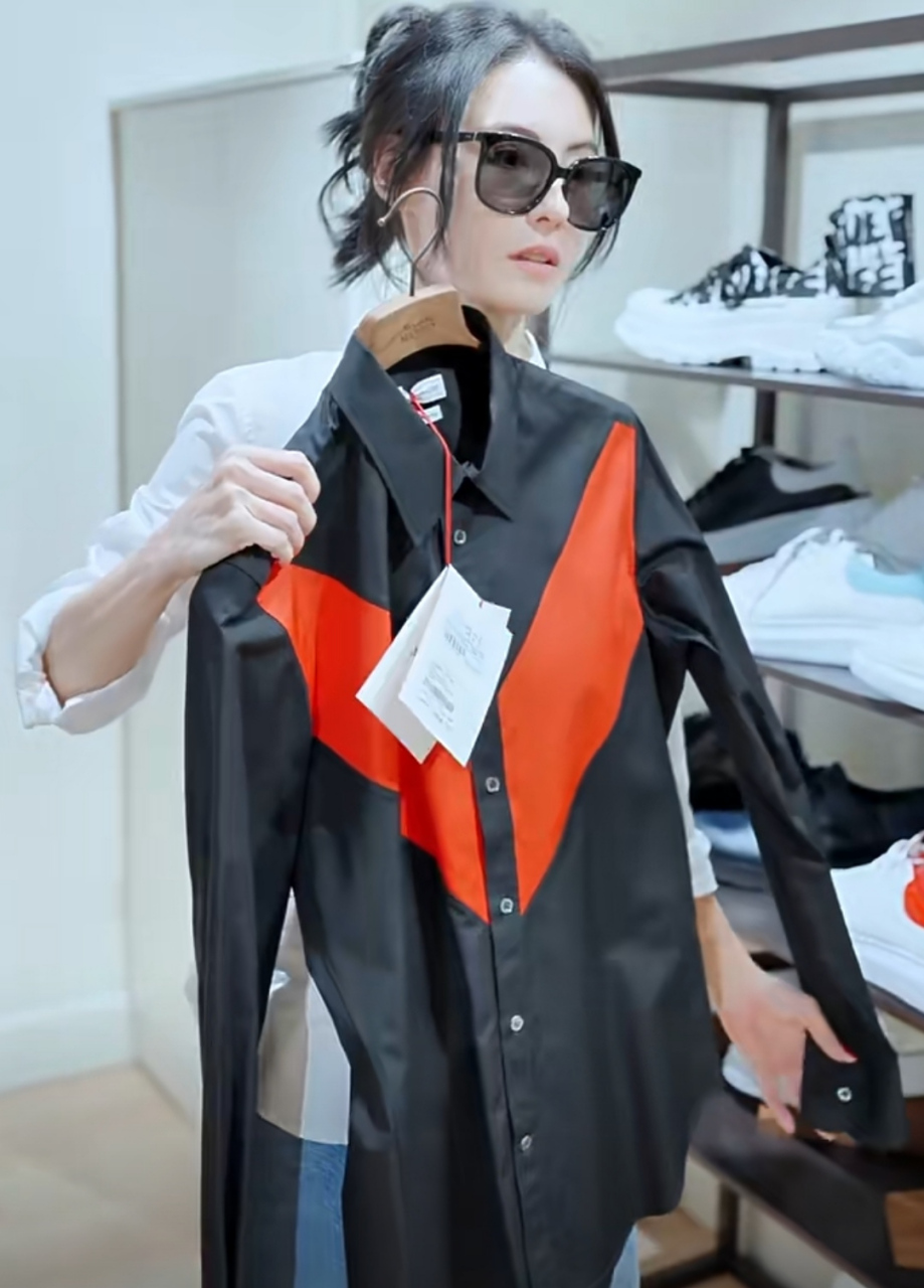 张柏芝在巴黎逛街买衣服被偶遇,她穿着白衬衫,戴墨镜简约又大气,真人