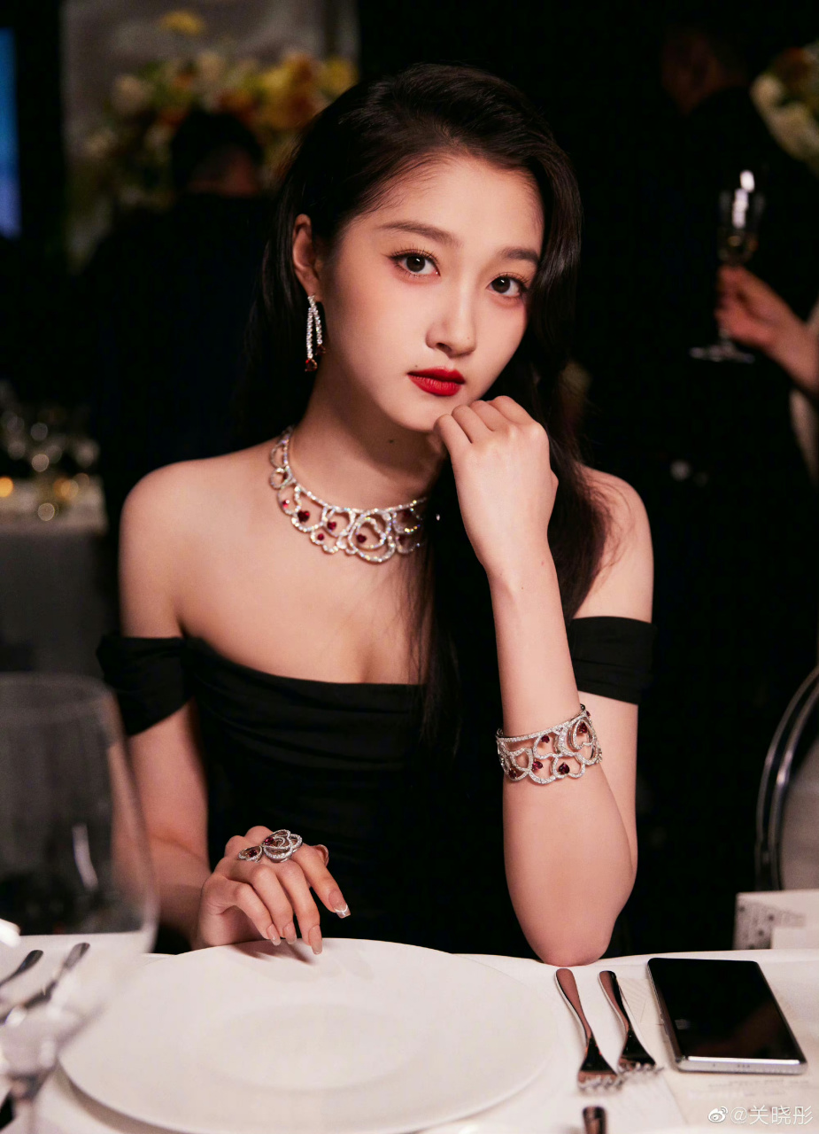 关晓彤修长的美腿