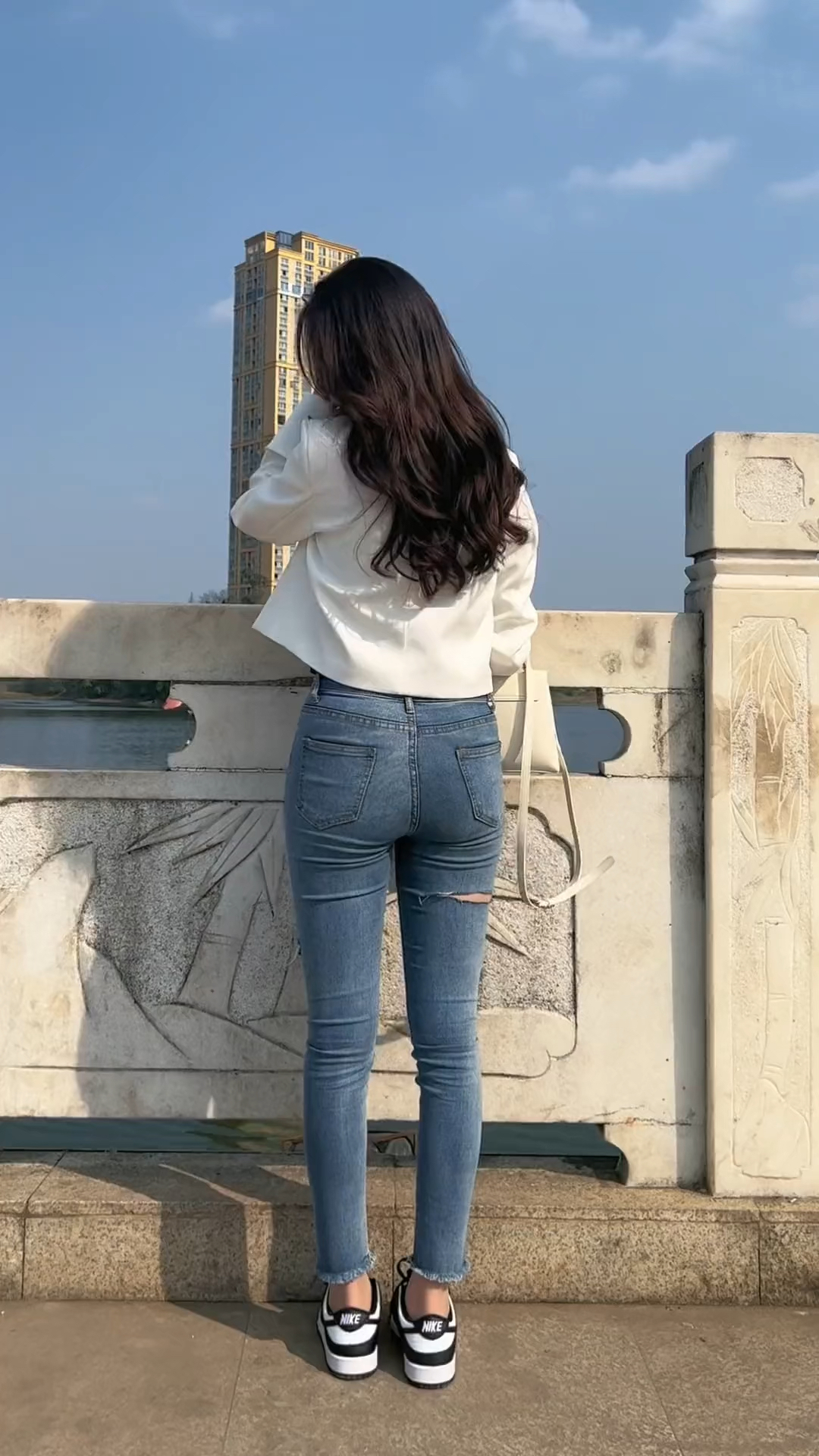 这背影好美,牛仔裤好好看