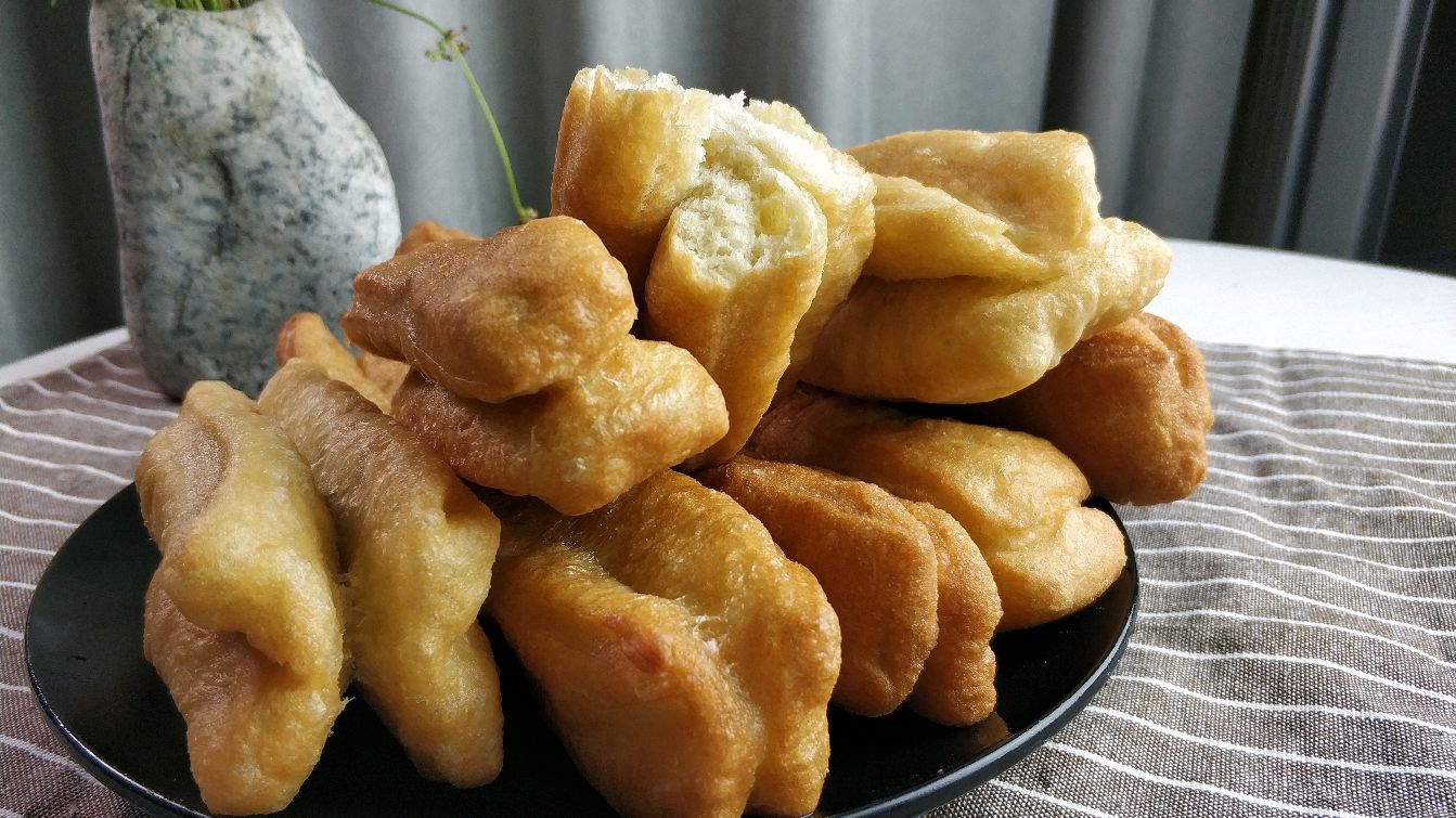 不加泡打粉也可以做油条,酥脆蓬松,美味放心