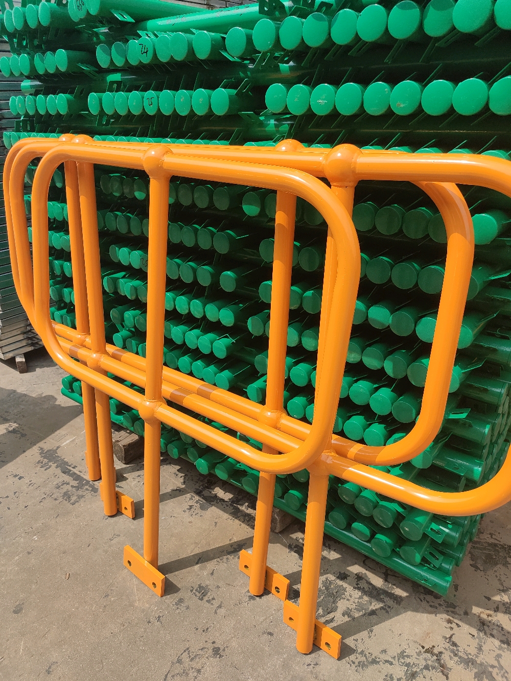 多横杆式球接立柱栏杆采用热浸锌处理你看有图有真相