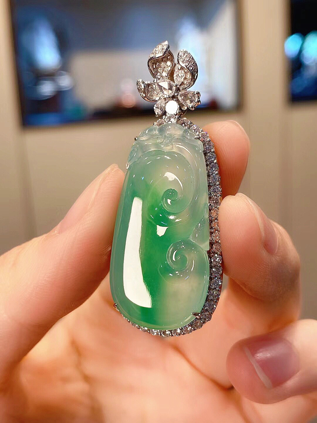 翡翠# 18k金镶嵌绿灵翠如意,器型完美,绿也阳俏有水,浓淡有致,福泽