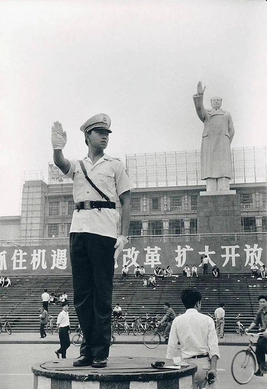 老照片   上世纪90年代的成都的交警,你知道这是成都的哪个位置吗?