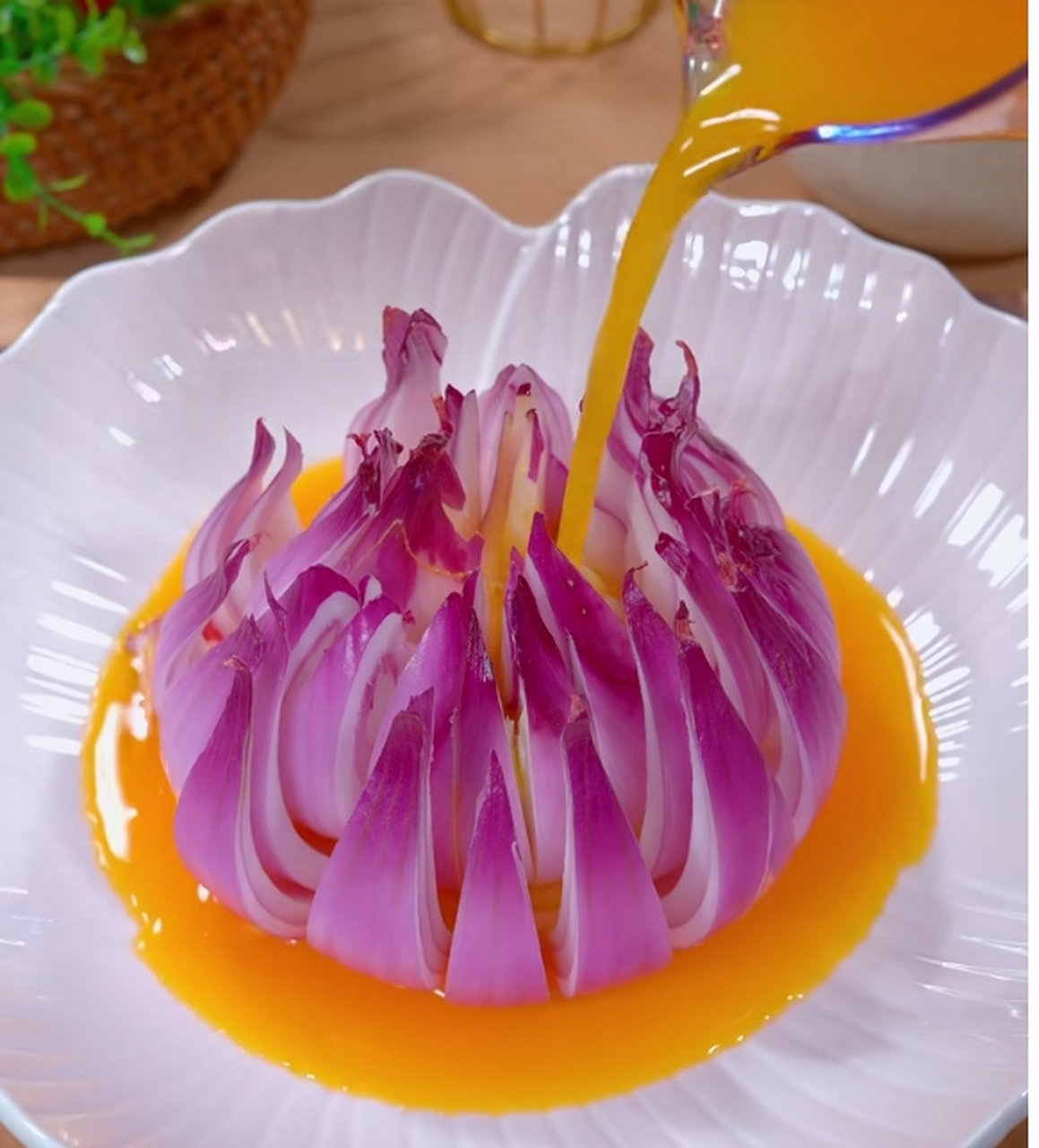 用洋葱及鸡蛋做一道美食《花开富贵》